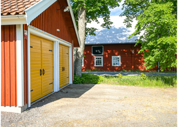 En garageport som matchar husets karaktär