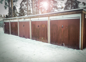 En gammal garageport kan vara farligare än man tror