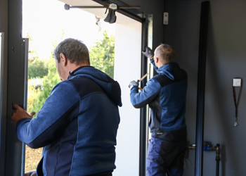 Följ med när familjen Mellberg fick sina garageportar monterade