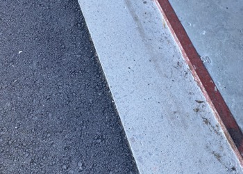 Läckage i nedkant av garageporten