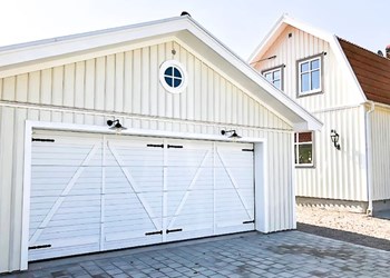 Två smala garageportar eller en bred?