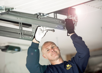 Därför servar man garageporten